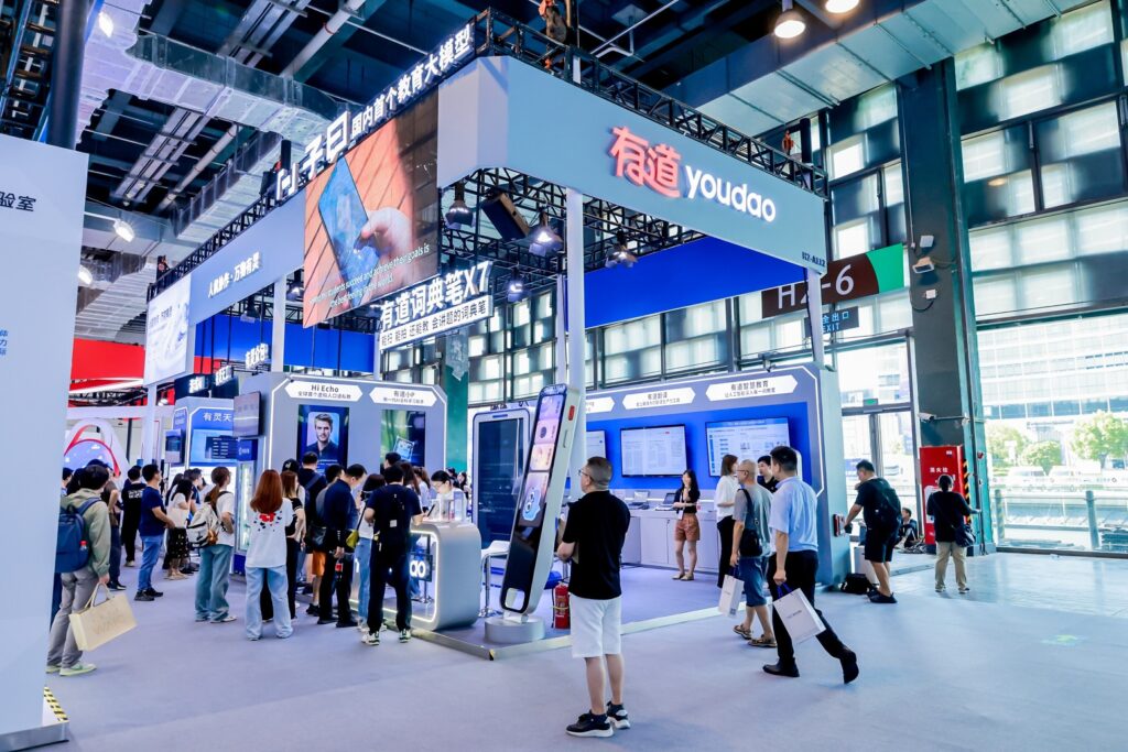 At the Youdao booth, a series of impressive and innovative products were displayed. These included Youdao Listening Pod E6 Pro, serving both as a listening device and a language coach; Hi Echo, the world's first digital human language coach; and Youdao Fun Sports, the first highly integrated intelligent sports terminal, among others.