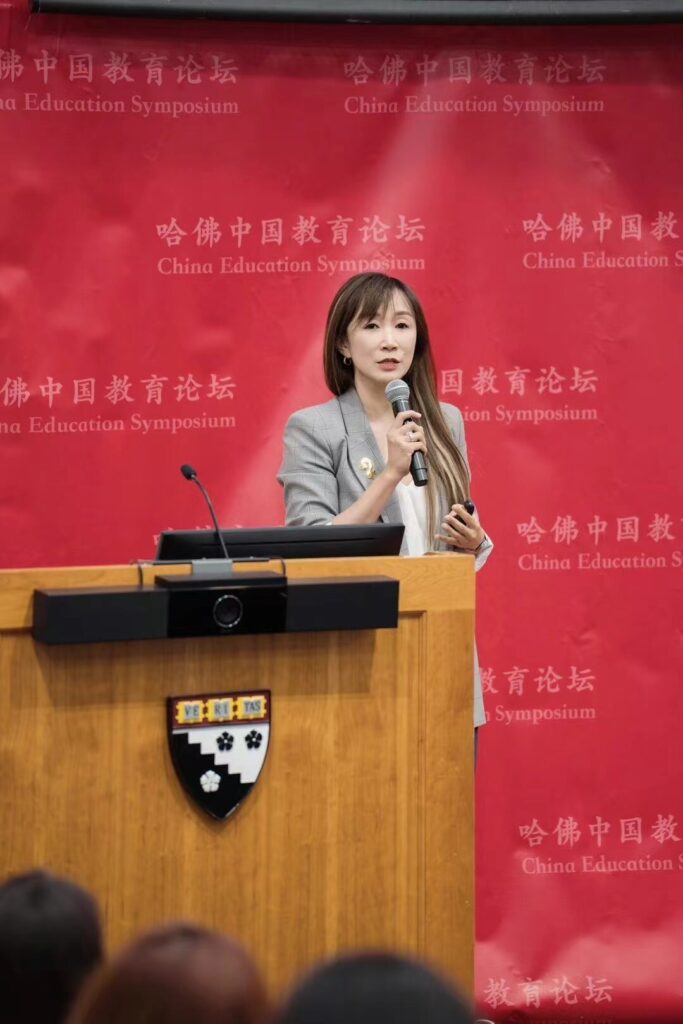 Following the session, Consul General Huang Ping and Harvard professors, including Gardner and Reimers, engaged in detailed discussions with Dr. Liang on the integration of AI into education. They acknowledged Squirrel Ai's innovative education application ecosystem, which is powered by its adaptive large education model.
